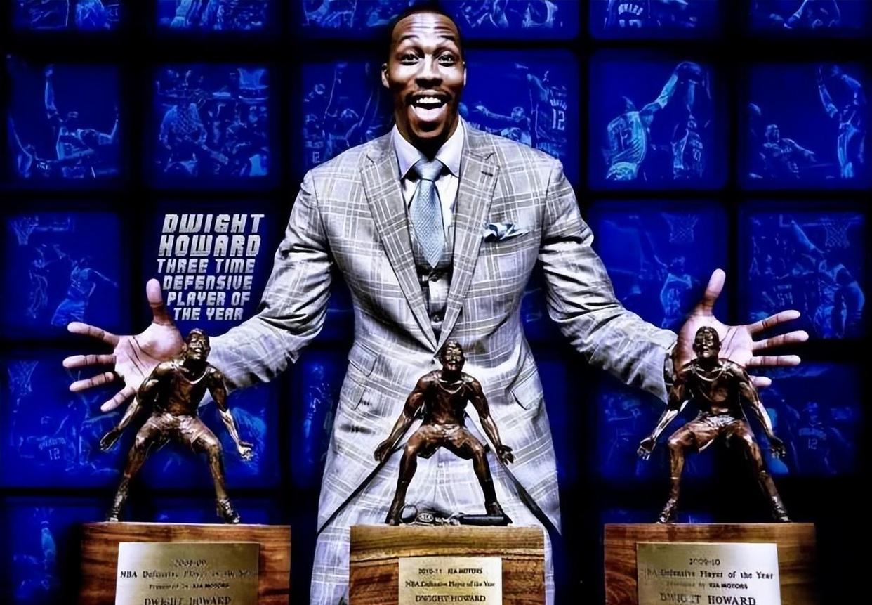 TA：皇马寻求引进后卫和中场；他们愿听取对罗德里戈的报价（TA：皇马欲补强后卫与中场，罗德里戈报价可谈）