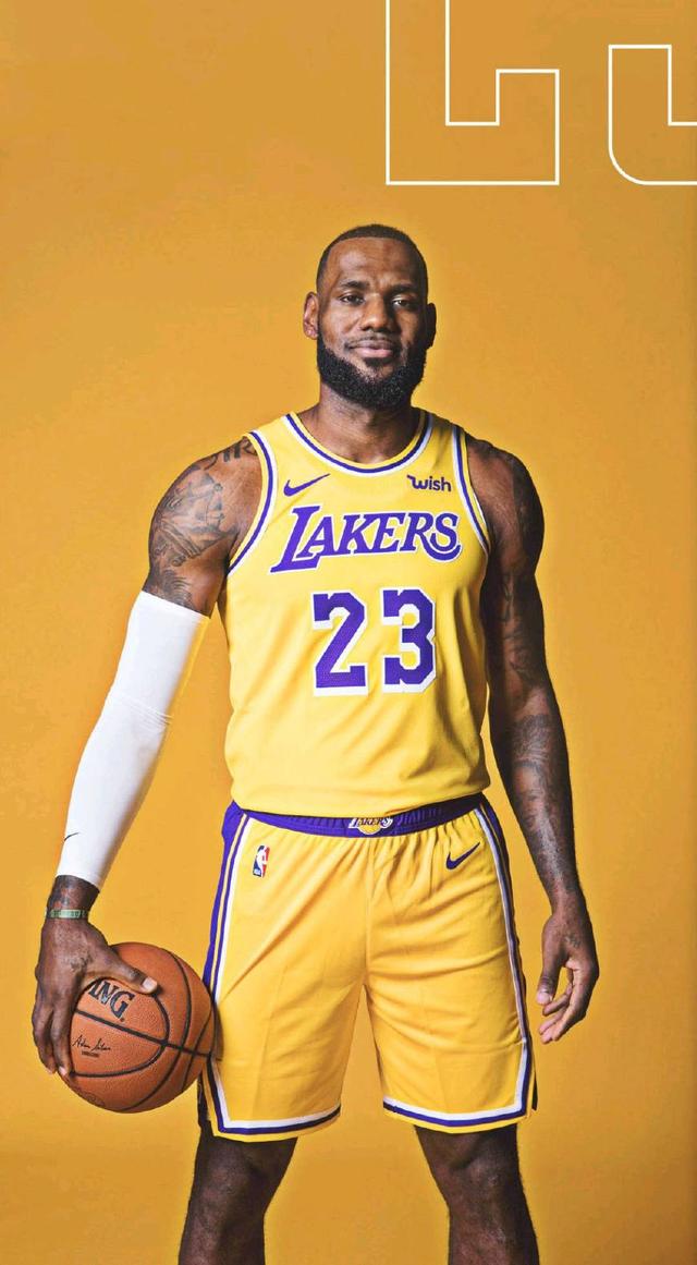 科贝记者：法兰克福球迷往巴萨球迷区投掷杂物甚至发射焰火（科贝记者：法兰克福球迷在巴萨球迷区投掷杂物并施放焰火）