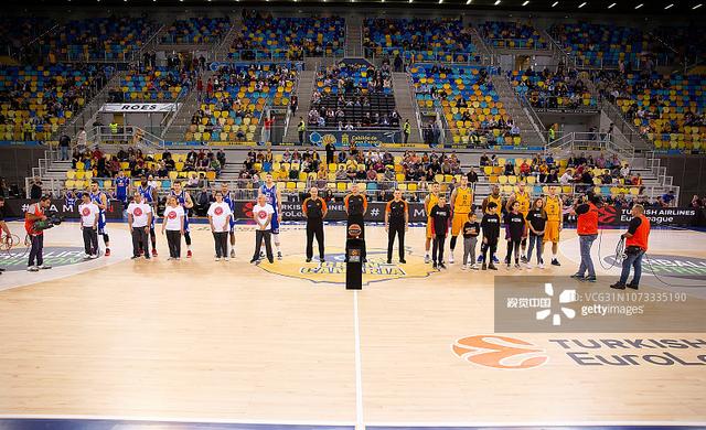 英媒：热刺领跑伊万-托尼的转会，球员愿意降低一半的薪水（英媒：热刺在伊万托尼转会争夺中占优，球员愿将薪资减半）