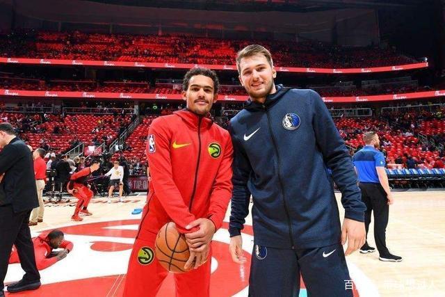 滇超联赛昆明队抵保山获赠小粒咖啡非遗周边（滇超昆明队抵达保山，获赠小粒咖啡非遗文创周边）