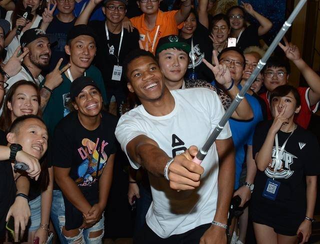 NBA交易市场动态：湖人完成签约,（NBA交易快讯：湖人官宣完成签约）