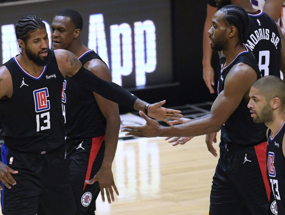 默特萨克、于大宝观战梅州U15vs浙江U15，并与小球员互动（默特萨克、于大宝到场观看梅州U15对阵浙江U15，并与小球员亲切互动）