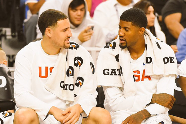 杜兰特关键中投命中，全场欢呼（杜兰特关键时刻中投命中，引爆全场）